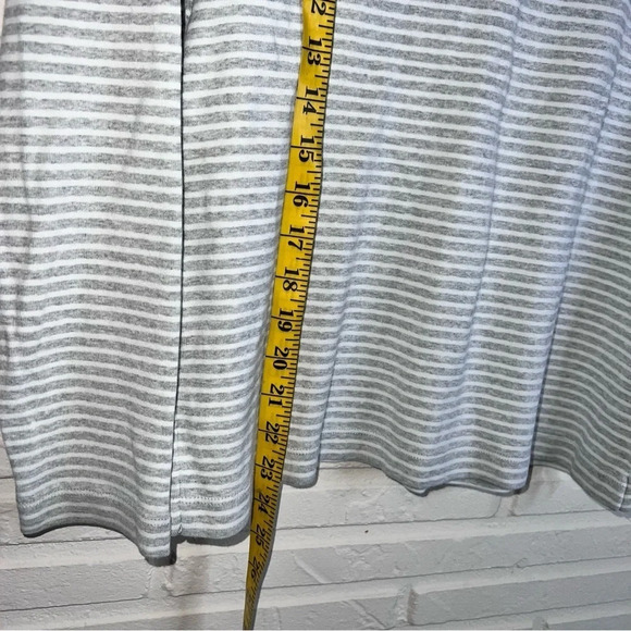 Vineyard Vines Cotton Gray and White Striped Long Sleeve Sweater, Size Medium - Picture 6 of 7